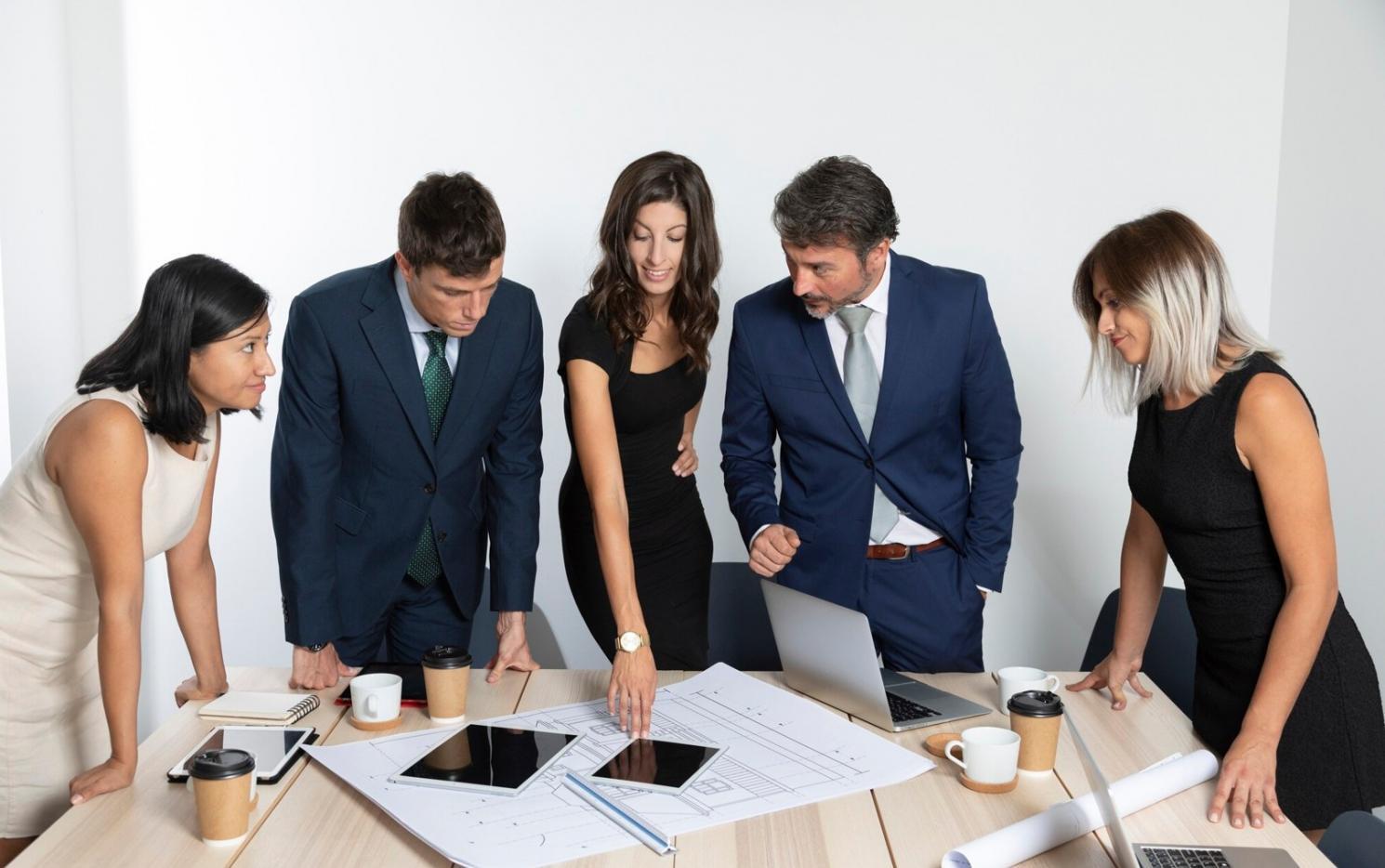 Espace de travail moderne avec documents financiers et calculatrice pour l'analyse des ratios