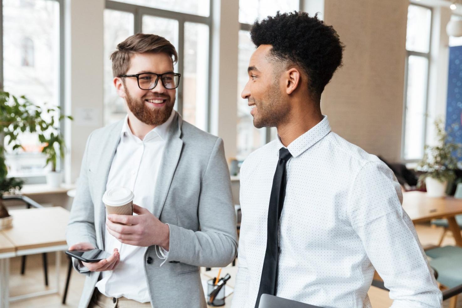 Salle de formation moderne avec tableaux financiers